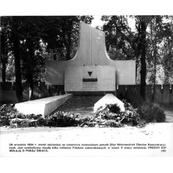 (18) Cmentarz Powązkowski w Warszawie / Pomnik Ofiar Hitlerowskich Obozów Koncentracyjnych