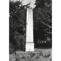 Ostroróg. Obelisk pamięci Jana Ostroroga / "OSTRORÓG OBELISK PAMIĘCI JANA OSTROROGA fot. S. ARCZYŃSKI 3521/39 31-3027 B-14360 KT