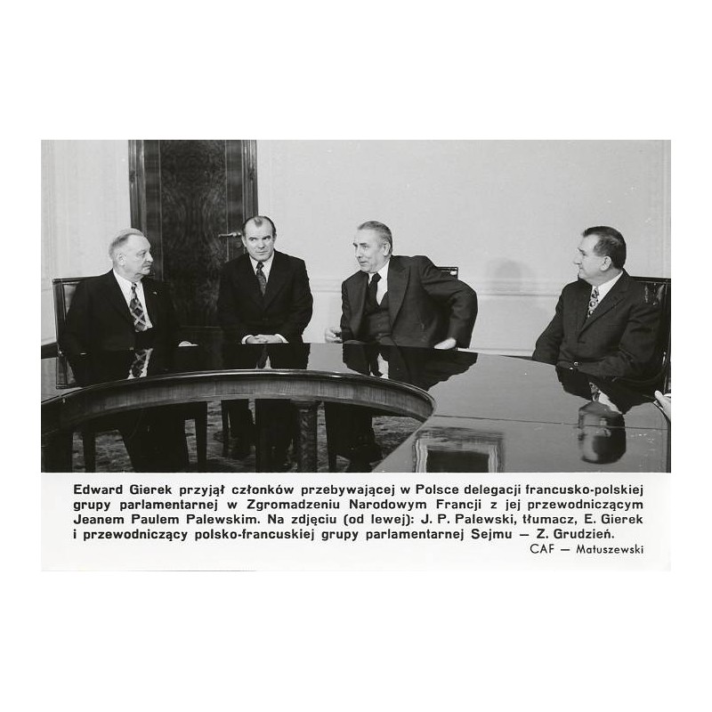 "[...] Na zdjęciu (od lewej): J. P. Palewski, tłumacz, E. Gierek i przewodniczący polsko-francuskiej grupy parlamentarnej Sejmu