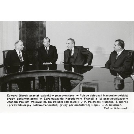 "[...] Na zdjęciu (od lewej): J. P. Palewski, tłumacz, E. Gierek i przewodniczący polsko-francuskiej grupy parlamentarnej Sejmu