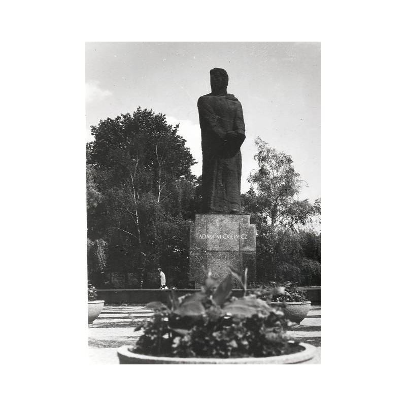 "Poznań. Pomnik Adama Mickiewicza fot. W. Stasiak 71-904 24015-8 barwne"