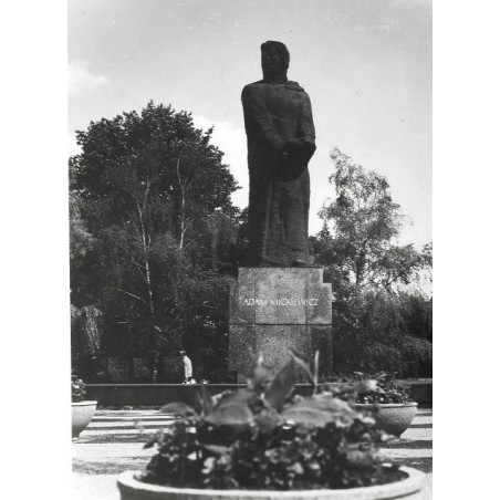 "Poznań. Pomnik Adama Mickiewicza fot. W. Stasiak 71-904 24015-8 barwne"