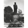 "Poznań. Pomnik Adama Mickiewicza fot. W. Stasiak 71-904 24015-8 barwne"