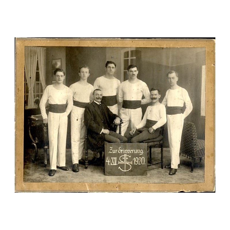 "Zur Erinnerung 4.XII.[...] 1920. Grupa gimnastyków (Sokoli albo członkowie Turnverein) na Górnym Śląsku