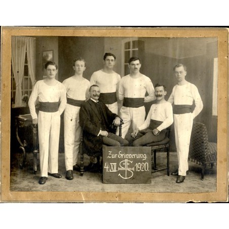 "Zur Erinnerung 4.XII.[...] 1920. Grupa gimnastyków (Sokoli albo członkowie Turnverein) na Górnym Śląsku