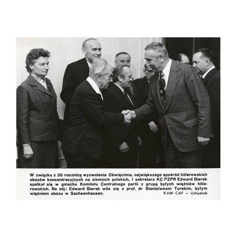 "W związku z 30 rocznicą wyzwolenia Oświęcimia [...] Na zdj.: Edward Gierek wita się z prof. dr Stanisławem Turskim, byłym więźn