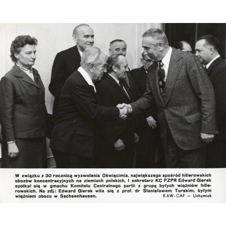 "W związku z 30 rocznicą wyzwolenia Oświęcimia [...] Na zdj.: Edward Gierek wita się z prof. dr Stanisławem Turskim, byłym więźn