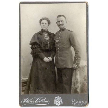 Portret stojących kobiety i mężczyzny - pruskiego wojskowego