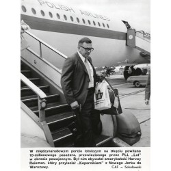 "W międzynarodowym porcie lotniczym na Okęciu powitano 10-milionowego pasażera, przewiezionego przez PLL "Lot" [...]. Był nim ob