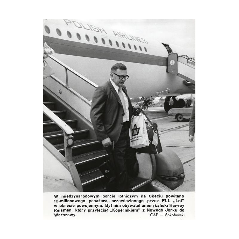 "W międzynarodowym porcie lotniczym na Okęciu powitano 10-milionowego pasażera, przewiezionego przez PLL "Lot" [...]. Był nim ob