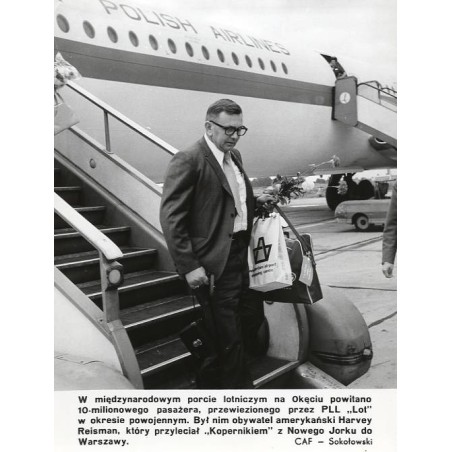 "W międzynarodowym porcie lotniczym na Okęciu powitano 10-milionowego pasażera, przewiezionego przez PLL "Lot" [...]. Był nim ob