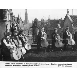 "Trzeci co do wielkości w Europie zespół wiolonczelowy z Gdańska koncertuje chętnie nawet na wysokości staromiejskich dachów. CA