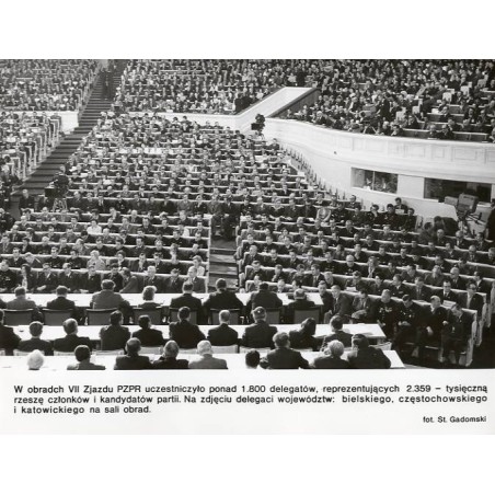 "W obradach VII Zjazdu PZPR uczestniczyło ponad 1.800 delegatów [...] fot. St. Gadomski"