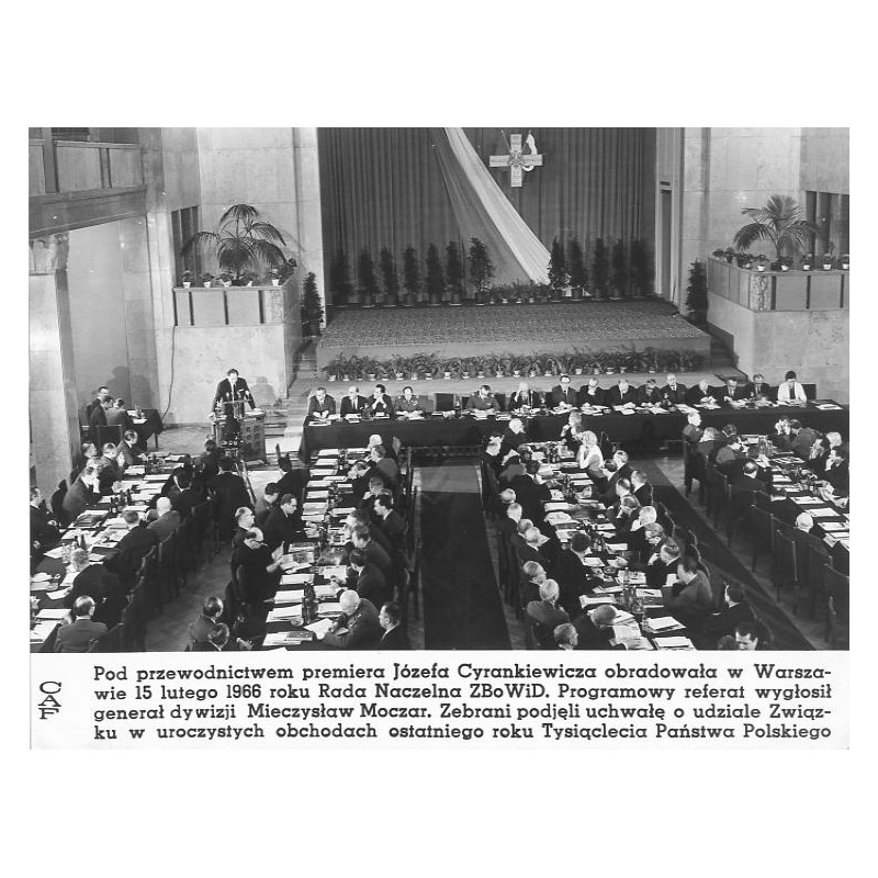 "Pod przewodnictwem premiera Józefa Cyrankiewicza obradowała w Warszawie 15 lutego 1966 roku Rada Naczelna ZBoWiD. [...] CAF"