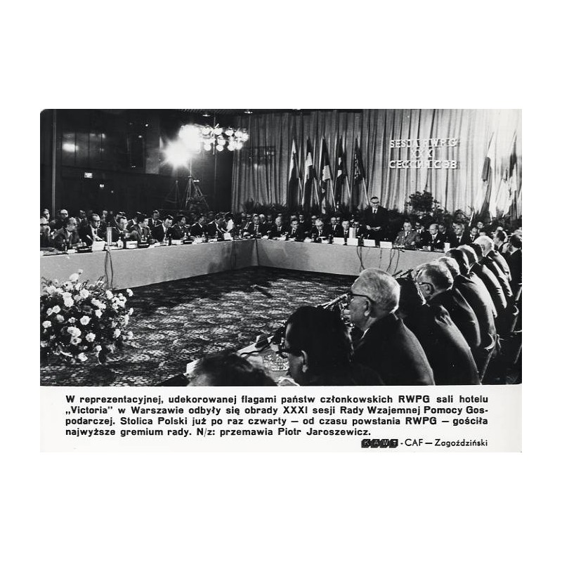 "[...] sali hotelu "Victoria" w Warszawie odbyły się obrady XXXI sesji Rady Wzajemnej Pomocy Gospodarczej [...] N/z: przemawia P