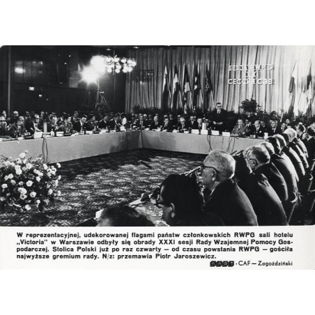 "[...] sali hotelu "Victoria" w Warszawie odbyły się obrady XXXI sesji Rady Wzajemnej Pomocy Gospodarczej [...] N/z: przemawia P