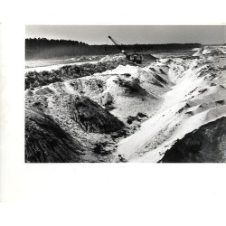 Kopalnia odkrywkowa piasku w Pławniowicach, w oddali jednonaczyniowa koparka marki "Škoda"