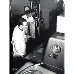 Opolszczyzna. Naukowcy przy aparaturze badawczej