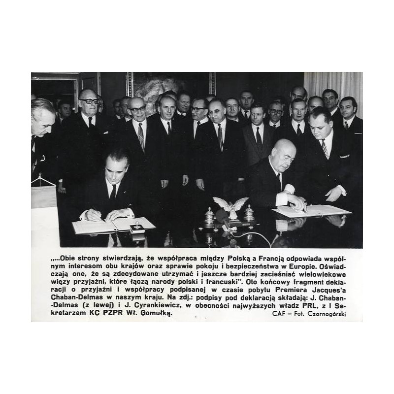 "[...] współpraca między Polską a Francją [...]. Na zdj.: podpisy pod deklaracją składają: J. Chaban-Delmas (z lewej) i J. Cyran
