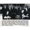 "[...] współpraca między Polską a Francją [...]. Na zdj.: podpisy pod deklaracją składają: J. Chaban-Delmas (z lewej) i J. Cyran