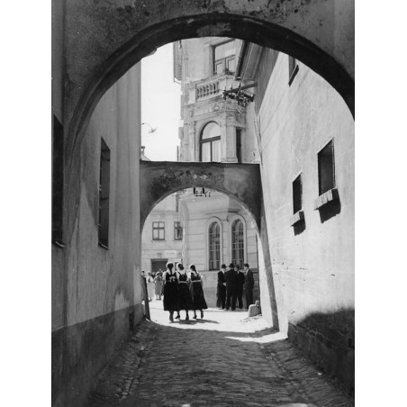 "667 I 39 Schwibbogen-Gasse in der Näche des Marktes von Jablunkau." / Zaułek z przyporą łukową koło rynku w Jabłonkowie]