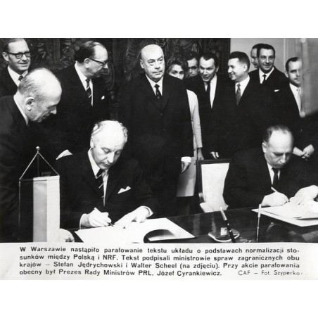 "[...] W Warszawie nastąpiło parafowanie tekstu układu o podstawach normalizacji stosunków między Polską i NRF [...] CAF - Fot.