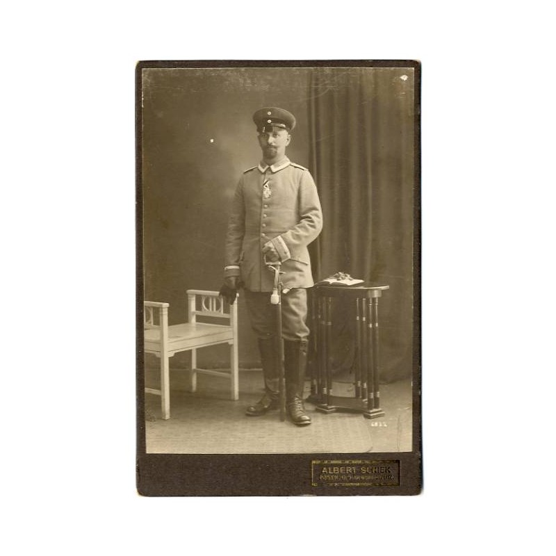 Portret stojącego pruskiego wojskowego z szablą