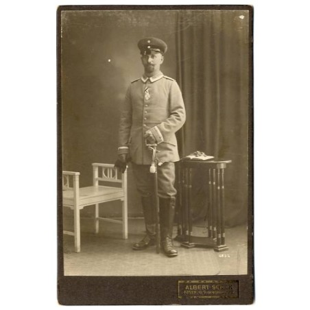 Portret stojącego pruskiego wojskowego z szablą