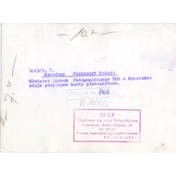 9629/5, 7, Narodowy Plebiscyt Pokoju. Młodzież Liceum Pedagogicznego TPD w Warszawie zdaje podpisane karty plebiscytowe."