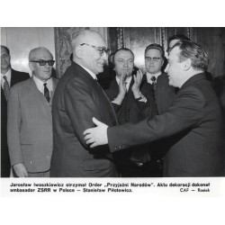 "Jarosław Iwaszkiewicz otrzymał Order "Przyjaźni Narodów". Aktu dekoracji dokonał ambasador ZSRR w Polsce - Stanisław Piłotowicz