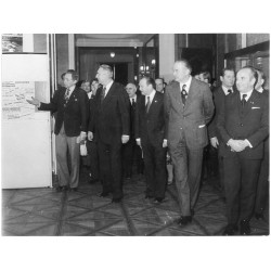 Zwiedzanie wystawy przez Edwarda Gierka i Piotra Jaroszewicza