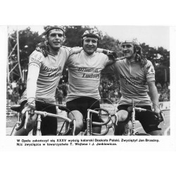 "W Opolu zakończył się XXXV wyścig kolarski Dookoła Polski. Zwyciężył Jan Brzeźny. N/z: zwycięzca w towarzystwie T. Wojtasa i J.