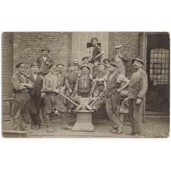 Grupa robotników górnośląskich przed nieustalonym zakładem przemysłowym na Górnym Śląsku