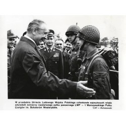 "[...] członkowie najwyższych władz odwiedzili żołnierzy najstarszego pułku pancernego LWP - 1 Warszawskiego Pułku Czołgów im. B