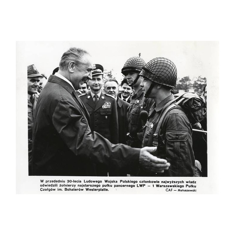 "[...] członkowie najwyższych władz odwiedzili żołnierzy najstarszego pułku pancernego LWP - 1 Warszawskiego Pułku Czołgów im. B