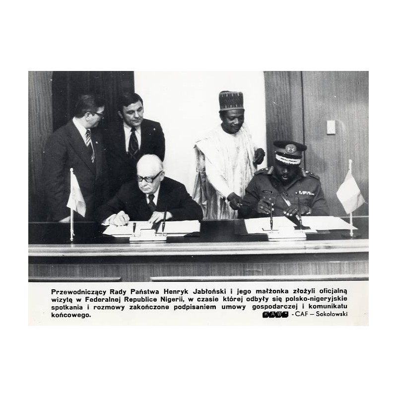 "Przewodniczący Rady Państwa Henryk Jabłoński i jego małżonka złożyli oficjalną wizytę w Federalnej Republice Nigerii [...] KAW-