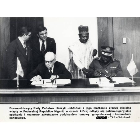 "Przewodniczący Rady Państwa Henryk Jabłoński i jego małżonka złożyli oficjalną wizytę w Federalnej Republice Nigerii [...] KAW-