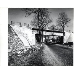 Wiadukt kolejowy w miejscowości Trachy na szlaku Goszyce - Leboszowice nad drogą wojewódzką 919