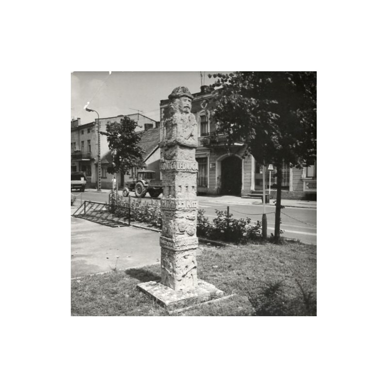 "Kostrzyń Słup światowida fot. St. Wiktor 71-1014 30161-1 barwn."