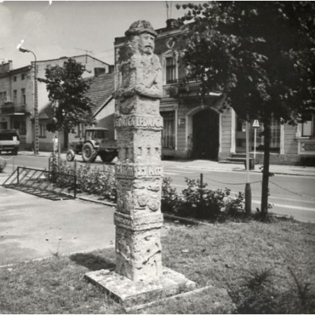 "Kostrzyń Słup światowida fot. St. Wiktor 71-1014 30161-1 barwn."