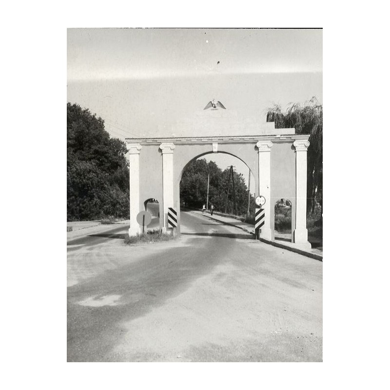 "Ślesin Łuk triumfalny ku czci Napoleona fot. J. Roman 15-295 72452 barwne."