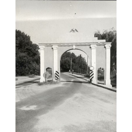 "Ślesin Łuk triumfalny ku czci Napoleona fot. J. Roman 15-295 72452 barwne."