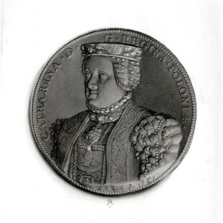 Medalion portretowy jednostronny z 1561 z portretem królowej Katarzyny Austriackiej "CATHARINA D. G. REGINA POLONIAE" i podpis m