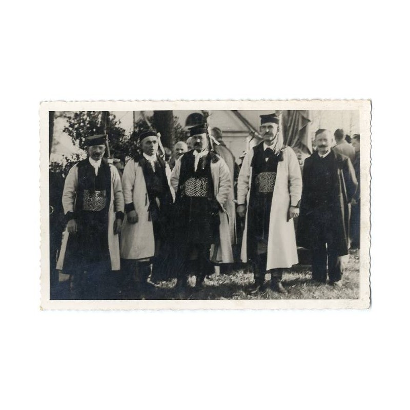 "Grupa włościan na cmentarzu." (pogrzeb ministra Bronisława Pierackiego w Nowym Sączu w 1934 roku)