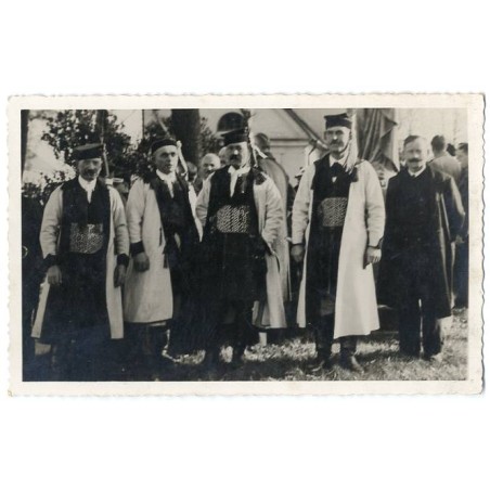 "Grupa włościan na cmentarzu." (pogrzeb ministra Bronisława Pierackiego w Nowym Sączu w 1934 roku)