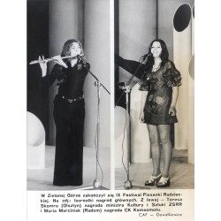 "W Zielonej Górze zakończył się IX Festiwal Piosenki Radzieckiej. Na zdj.: laureatki nagród głównych. Z lewej - Teresa Skomra (O