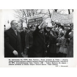 "[...] Na zdjęciu - podczas powitania na lotnisku Okęcie: Edward Gierek i Todor Żiwkow. CAF - Matuszewski"