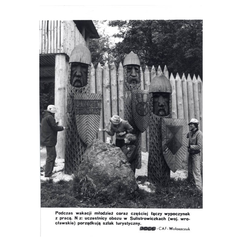 "[...] N/z: uczestnicy obozu w Sulistrowiczkach (woj. wrocławskie) porządkują szlak turystyczny. KAW-CAF - Wołoszczuk"