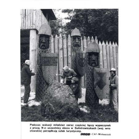 "[...] N/z: uczestnicy obozu w Sulistrowiczkach (woj. wrocławskie) porządkują szlak turystyczny. KAW-CAF - Wołoszczuk"