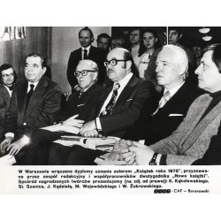 "W Warszawie wręczono dyplomy uznania autorom "Książek roku 1976" [...] prezentujemy (na zdj. od prawej): K. Kąkolewskiego, St.